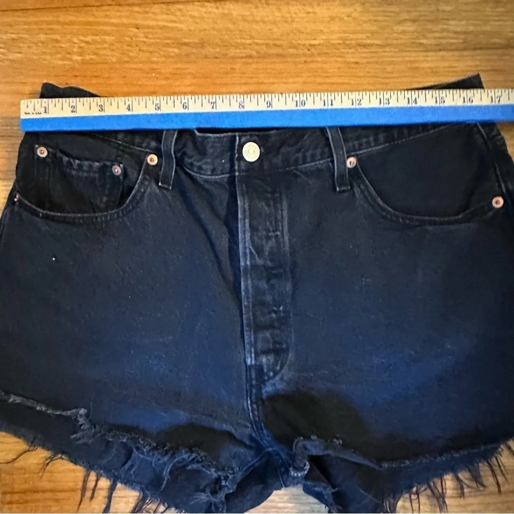 Levi’s Women’s Washed Black Denim Cut Off 501 Button Fly Shorts size 34 (O)